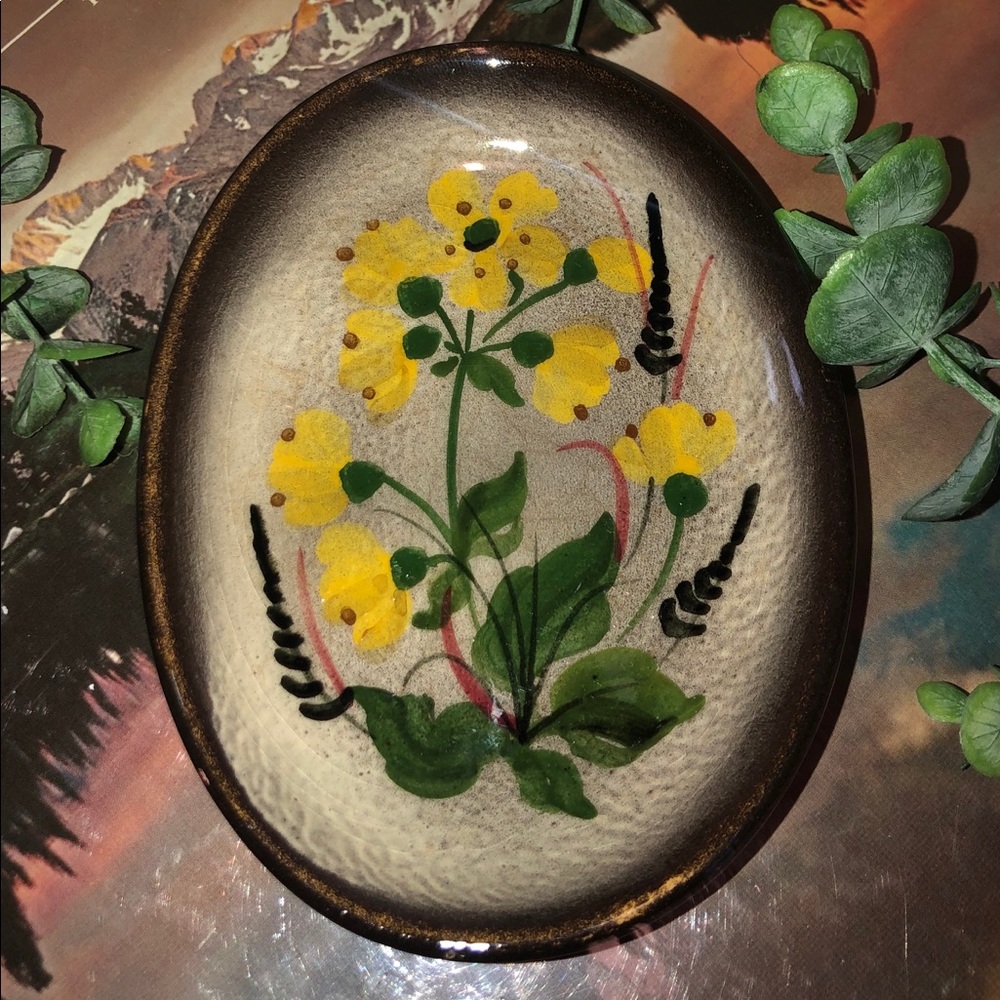 Vtng ceramic hand painted trinket/soap dish